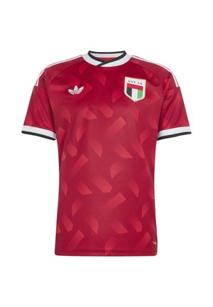 Maillot de football rouge avec bordures blanches et noires, écusson de la Fédération de football des EAU sur la poitrine, logo Adidas, et motif géométrique subtil.