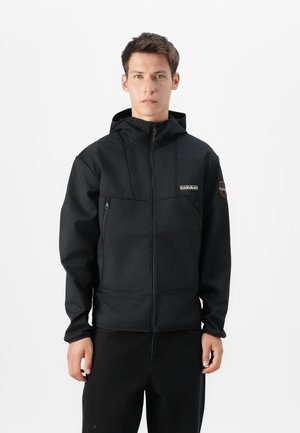 Jachetă neagră cu glugă, realizată din material softshell, având un fermoar frontal, două buzunare cu fermoar și un accent cu logo pe piept și pe manșon.
