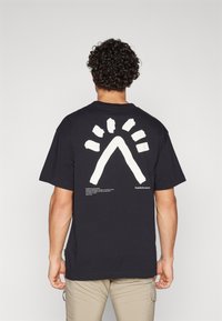 Peak Performance GRAPHIC TEE - Μπλουζάκι με στάμπα - black