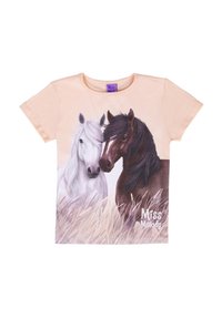 T-shirt di cotone pesca con una stampa di un cavallo bianco e un cavallo marrone nell'erba alta. La scritta "Miss Melody" è stampata in bianco.