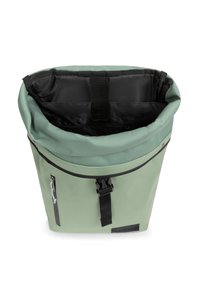 Zaino impermeabile verde con chiusura roll-top, interno nero, tasca frontale con cerniera e spallacci regolabili. Materiale resistente e design semplice.