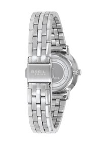 Montre en acier inoxydable argenté avec un bracelet poli, un boîtier rond et un cadran minimaliste. Logo gravé sur le fermoir, mettant en avant un design élégant.