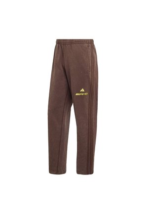 Brune Adidas AMG træningsbukser med elastisk talje, sidelommer, tredobbelt sidestribe og gul AMG-logo på højre lår.