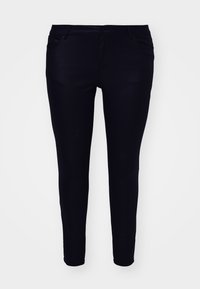 Jean skinny en denim noir avec une texture lisse, présentant un design classique à 5 poches et une fermeture éclair.
