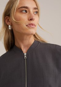 WE Fashion Bomber stiliaus striukė - grey