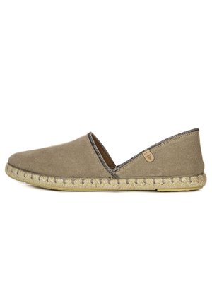 Espadrille de ante gris con un diseño de fácil calzado, que presenta una abertura elástica y una suela de yute trenzado con un acabado texturizado.
