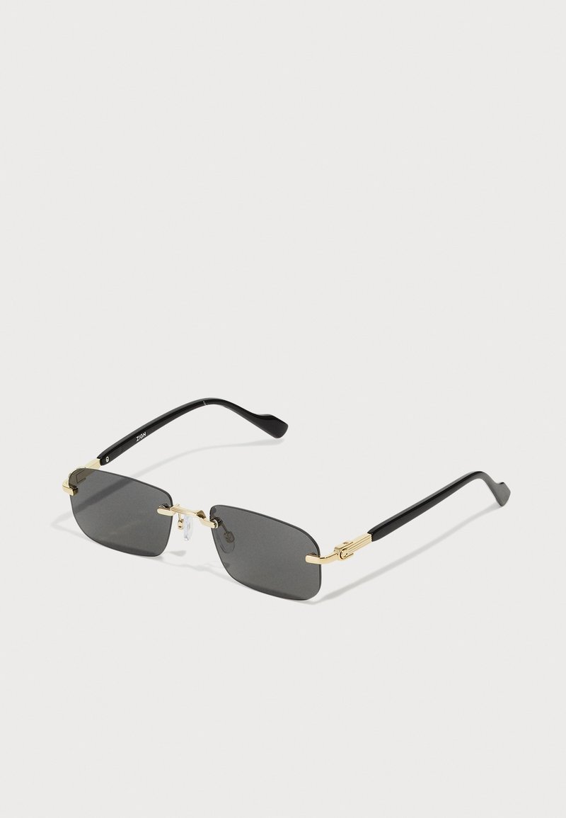 Óculos de sol retangulares com lentes escuras, detalhes em metal dourado e hastes em plástico preto; possui almofadas para o nariz para maior conforto.