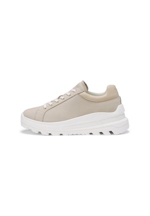 Beige lage sneaker met witte dikke zool en veters, van opzij getoond op een witte achtergrond.
