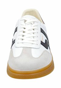 Bílá teniska s černými akcenty, z broušené kůže a hladké kůže, kulatá špička, plochá gumová podrážka a texturovaná gumová podešev.