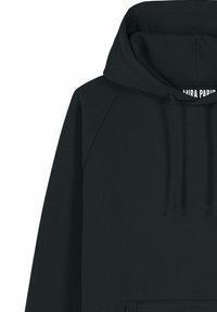 Felpa nera con cappuccio, tasca a marsupio, cordini regolabili e maniche raglan. Tessuto morbido, design minimalista e senza motivi visibili.