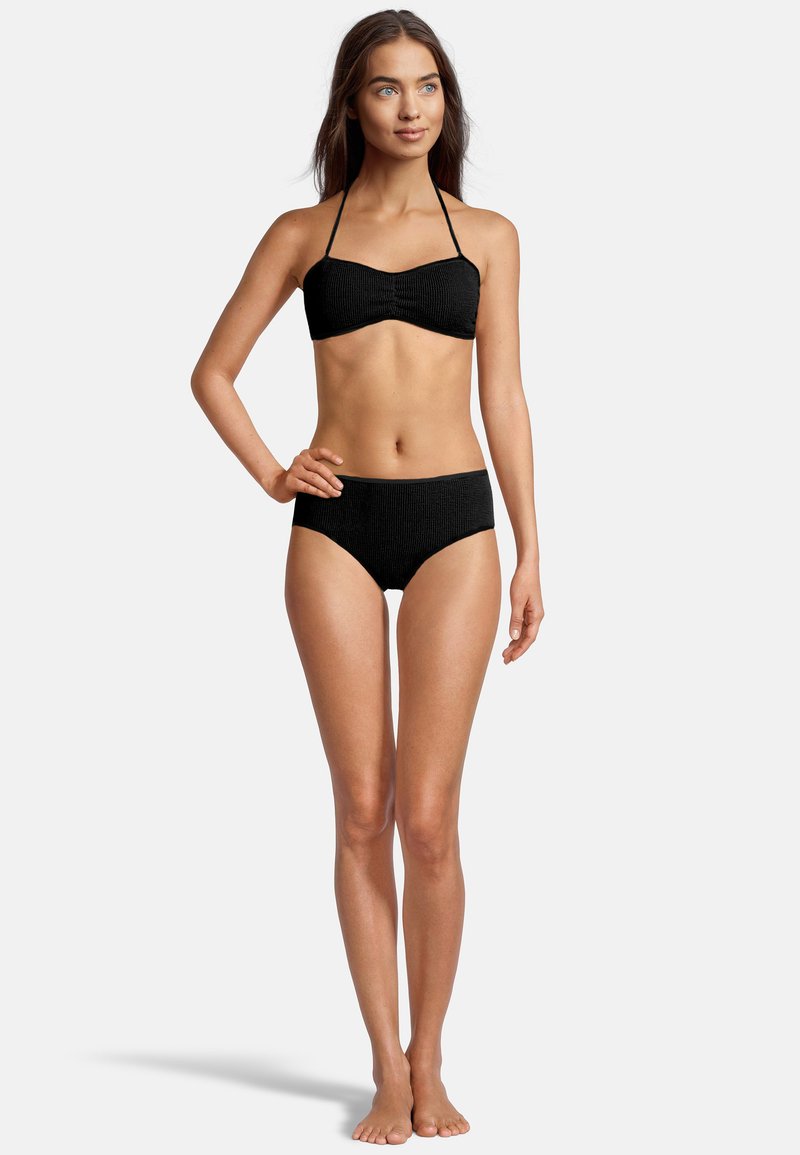 Zwart geribbelde bikini set met een strapless top en een taillebroekje, beide met een gestructureerde afwerking. Minimalistisch ontwerp zonder patronen.