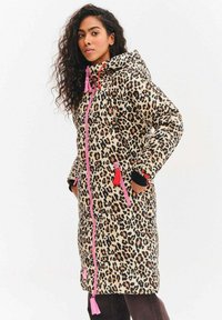 Dlouhá puffer bunda s leopardím potiskem, růžovým zipem a akcenty, s kapucí, obsahující dvě boční kapsy a žebrované černé manžety.