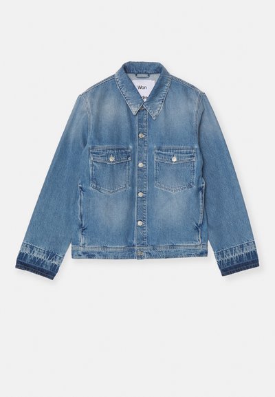 Ανοιχτό μπλε τζάκετ από τζιν με κλασικό γιακά, δύο μπροστινές τσέπες και κλείσιμο με κουμπί, με ξεθωριασμένη υφή και μοτίβο στις μανσέτες.