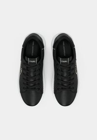 Črni supergi s gladkim usnjenim prstnim delom in teksturiranim tkanim telesom. Vezalna zasnova z belo gumijasto podplatom in zlato poudarjenimi detajli.