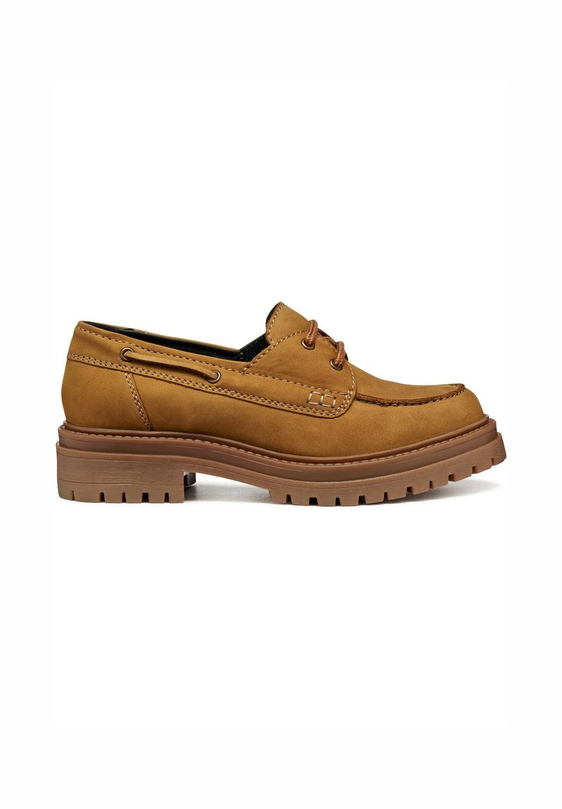 Mocasines de cuero marrón con suela gruesa de tipo lug, costuras al estilo mocasín y detalles de cordones en los lados y en la parte frontal.