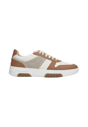 Białe i brązowe sneakersy z cholewką z skóry i zamszu, okrągłym noskiem, płaskimi sznurowadłami oraz teksturowaną gumową podeszwą z wzorem.