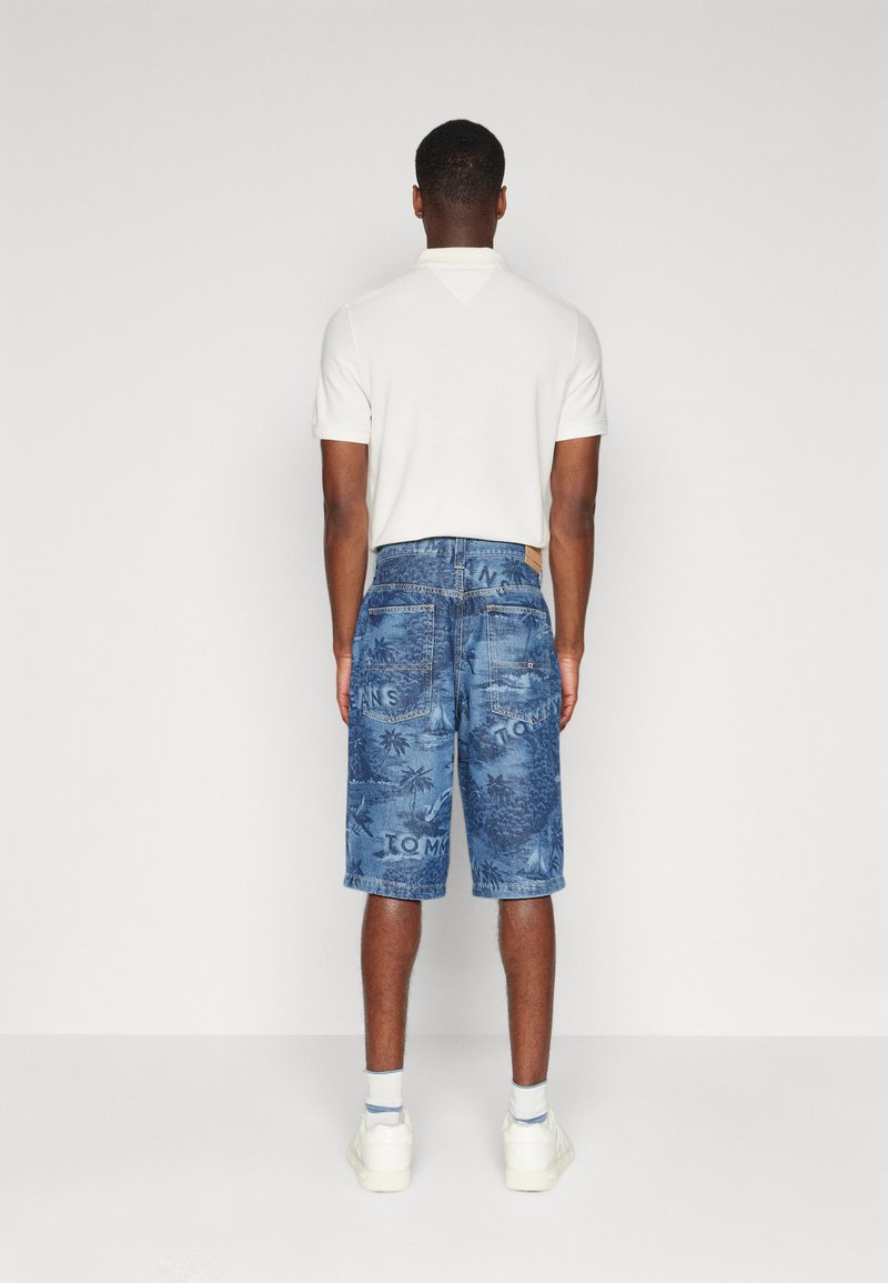 Tommy Jeans AIDEN BAGGY - Jeans Shorts - denim medium/blue denim ...