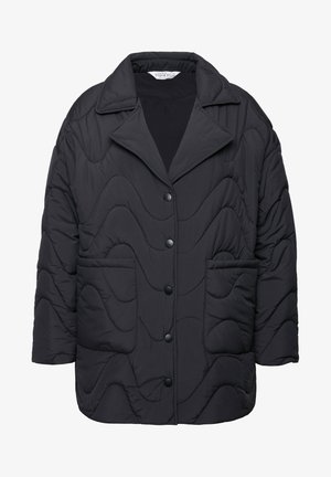 Schwarze gesteppte Jacke mit strukturiertem Design, ausgestattet mit einem spitz zulaufenden Kragen, großen Taschen und auffälligen wellenförmigen Steppdetails.
