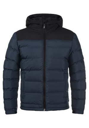 Navyblauer Daunenjacke mit einer schwarzen Kapuze und oberen Panelen, ausgestattet mit einem Reißverschluss auf der Vorderseite und einer gesteppten Struktur mit sichtbaren Nähten.