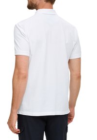 Witte polo met korte mouwen, gemaakt van gladde stof, met een klassieke kraag en een schone, eenvoudige uitstraling zonder versieringen.