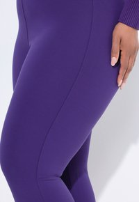 Lila leggings med ett mjukt, stretchigt tyg. Designen inkluderar en konturerad passform med ett slankt, sömlöst utseende.