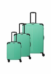 Drei Hartschalenkoffer in Mintgrün mit geribbeltem Design, schwarzen Akzenten, ausziehbaren Griffen und vier Rädern für Mobilität.