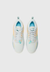 Leichte Sneakers mit einem weißen Mesh-Obermaterial, akzentuiert in Aqua-Blau, gelben Details und Schnürsenkeln. Verfügt über eine strukturierte Einlegesohle und Überzüge an den Paneelen.