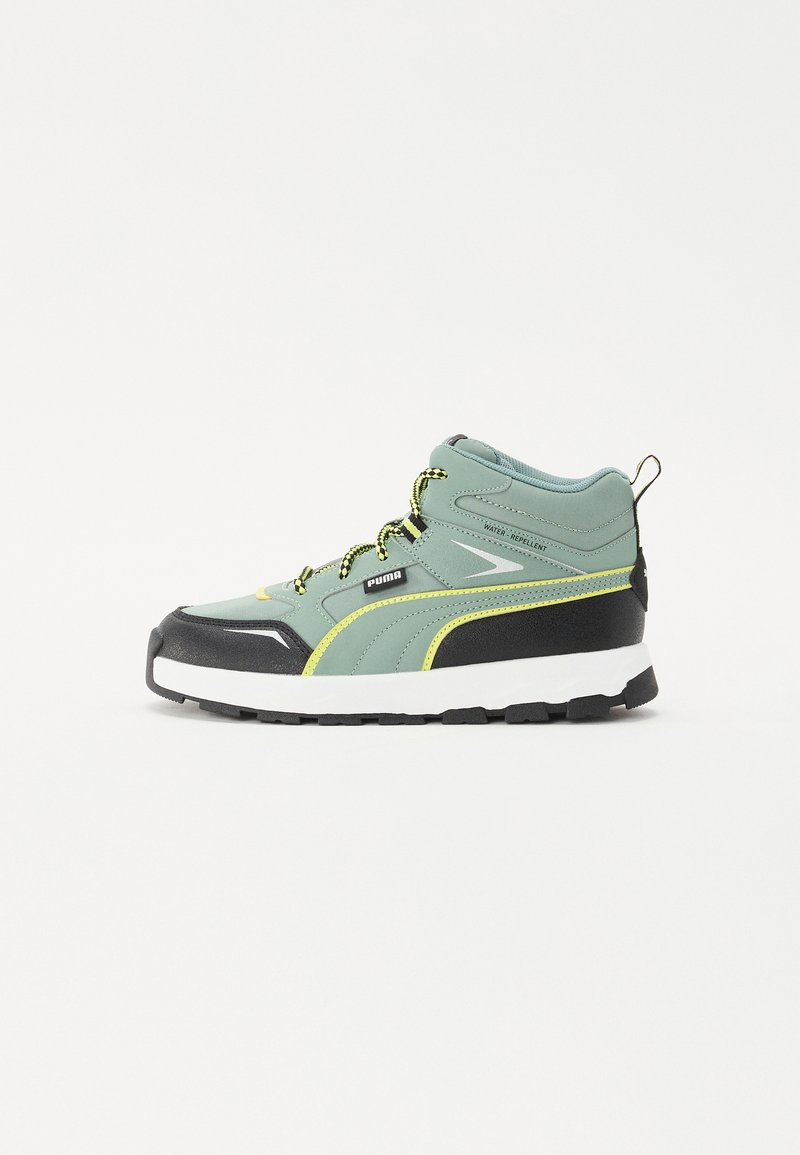Vízálló zöld középmagas sneaker fekete és fehér részletekkel, textúrált anyagból, sárga fűzővel és megerősített orrú részel.