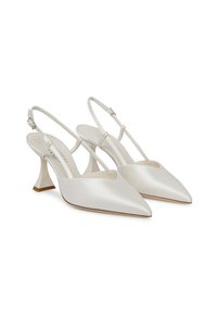 Décolleté in raso con punta affilata e un tacco scultoreo unico. Il colore è bianco sporco, con una consistenza liscia e una presenza hardware minimale.