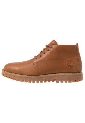 Bottine en cuir marron avec bout arrondi, finition texturée et semelle en caoutchouc robuste. Dotée d'un détail de logo et d'un design à lacets. Construction imperméable.