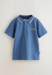 Niebieska koszulka polo z białym kołnierzykiem i lamówką, z trzema guzikami oraz logo nadrukowanym po lewej stronie. Wykonana z gładkiej tkaniny.
