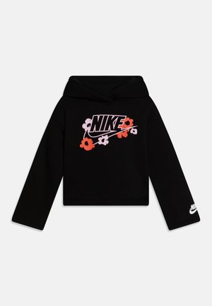 Czarna bluza z kapturem Nike z długim rękawem, z różowo-czerwonym kwiatowym nadrukiem wokół logo Nike na piersi oraz małym białym logo Nike na rękawie.