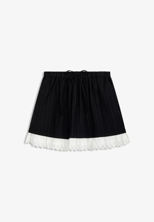 Schwarzer Rock mit Nadelstreifen, gerafftem Bund und Schleife, mit weißer Spitze am Saum verziert.