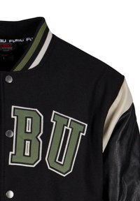 Sort varsityjakke med grønne broderede "BU" bogstaver, sorte lædersleeves, stripet ribbet krave og sølv snapknapper.