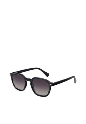 Zwarte zonnebril met vierkante montuur, donkere verloopglazen en subtiele gouden accenten op de bovenste hoeken van het montuur.