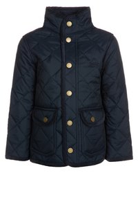 Giacca trapuntata blu navy con colletto alto, bottoni dorati davanti, due tasche a patta con chiusura a bottone dorato e logo discreto sul petto.