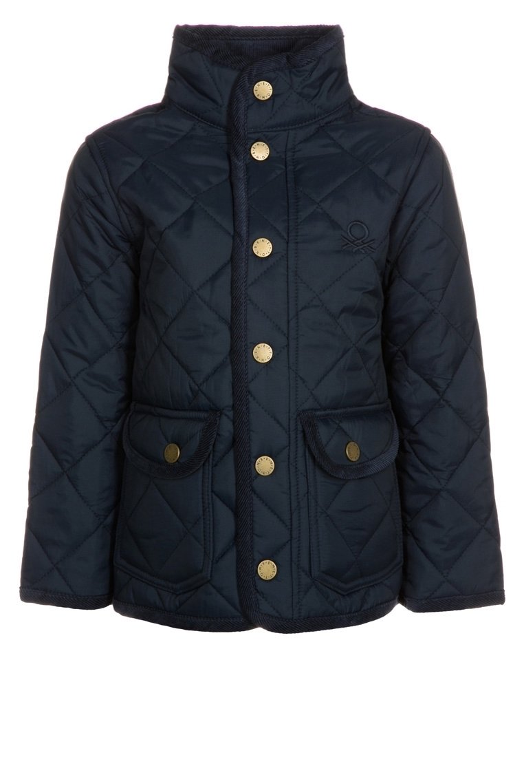 Giacca trapuntata blu navy con colletto alto, bottoni dorati davanti, due tasche a patta con chiusura a bottone dorato e logo discreto sul petto.