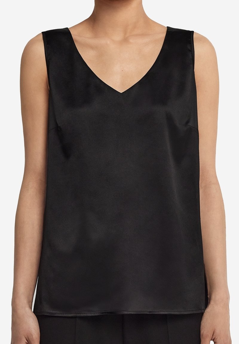 Top sans manches en satin noir avec un décolleté en V, texture lisse et design simple à coupe droite. Aucun motif ni accent visible.