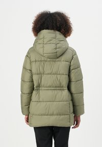 Chaqueta acolchada color verde oliva con capucha, que presenta costuras horizontales, una cintura ceñida y una textura suave y brillante.