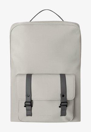 Grå ryggsekk laget av glatt materiale, med rektangulær form, en framlapp med to mørke stropper, og et håndtak på toppen.