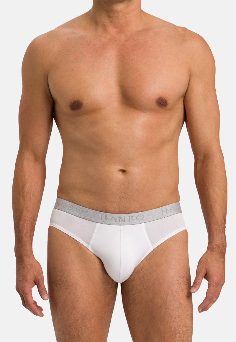 Slip da uomo bianchi con una fascia elastica grigia che presenta il logo 'HANRO', realizzati in tessuto liscio con un design aderente.