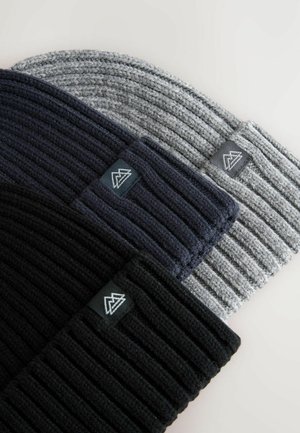 Drei gestrickte Mützen in Schwarz, Dunkelblau und Grau. Jede Mütze hat eine gerippte Textur und einen kleinen Logo-Patch mit einem Bergdesign.