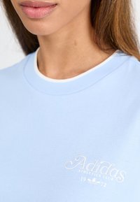 adidas Originals GRAPHIC TEE - Apdrukāts T-krekls - clear sky