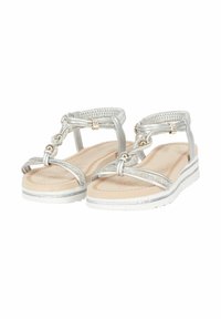 Sandali metallici argento con un design a strappo, hardware decorativo e una suola bianca texturizzata. Presentano una soletta imbottita per il massimo comfort.