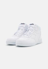 Valkoiset korkeavartiset tennarit, jotka on valmistettu sileästä nahasta ja joissa on rei'itetty varvasosa. Varusteena litteät nauhat ja huomaamattomat logopainatukset kielekkeessä.