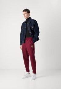 Tommy Jeans CREST - Trainingsbroek - deep rouge