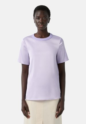 Lavendelfarbenes T-Shirt mit kurzen Ärmeln, aus glattem Stoff gefertigt, mit einem runden Ausschnitt und lockerer Passform. Es hat saubere Abschlüsse und keine sichtbaren Muster.