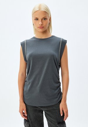 Top grigio senza maniche in tessuto morbido, con scollatura tonda e dettaglio arricciato sul lato, accentuato da una cucitura sottile lungo la spalla.