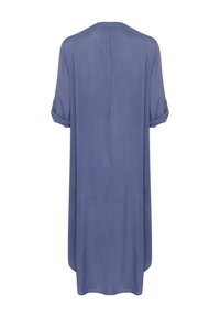 Robe bleue ample avec des manches courtes retroussées, fabriquée dans un tissu lisse. Présente un dos droit et une coupe au genou.
