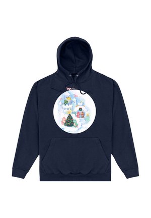 Granatowy hoodie z okrągłym nadrukiem przedstawiającym zimową scenerię z ozdobioną choinką, śniegiem i kolorowymi postaciami, wykonany z miękkiego materiału, posiadający przednią kieszeń.